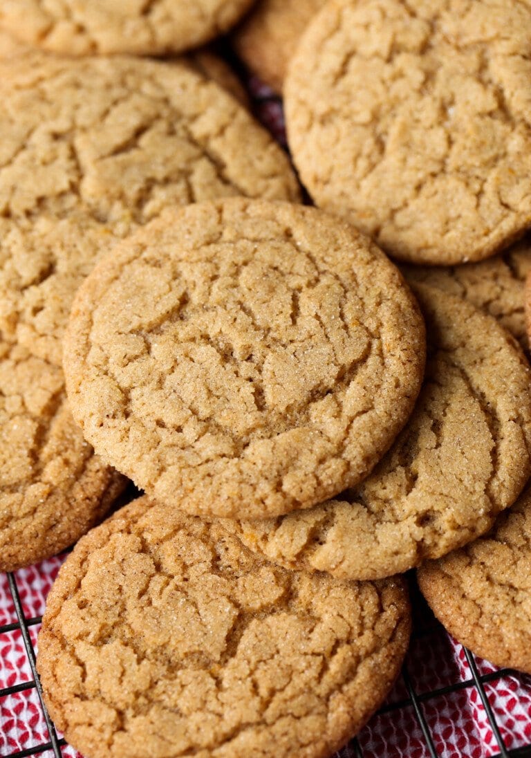 Surtido de galletas crujientes de canela en una rejilla.