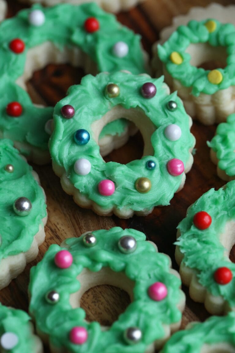 Surtido de galletas navideñas en una encimera de madera.