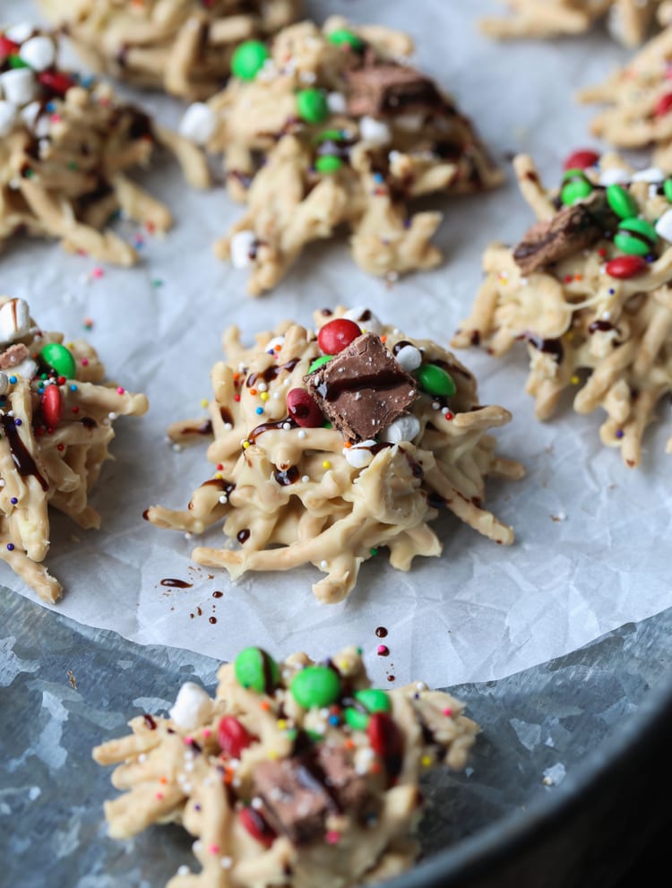 Buddy the Elf Cookies dispuestas en un plato forrado con papel pergamino.
