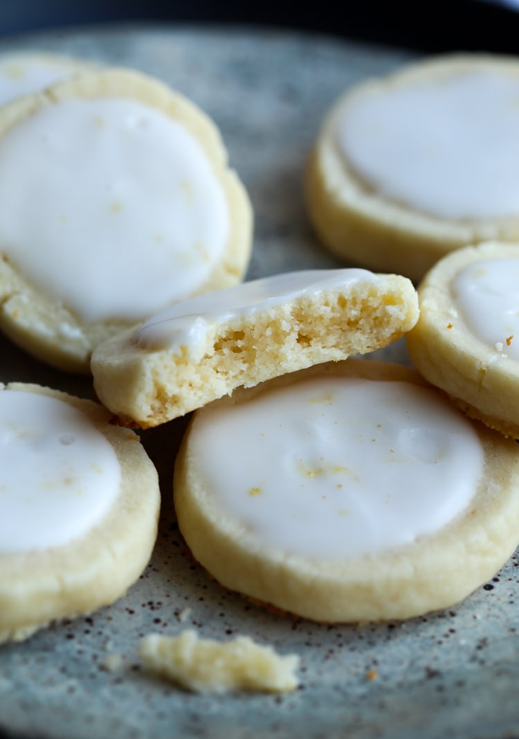 Surtido de galletas Lemon Meltaway, con una galleta partida por la mitad.