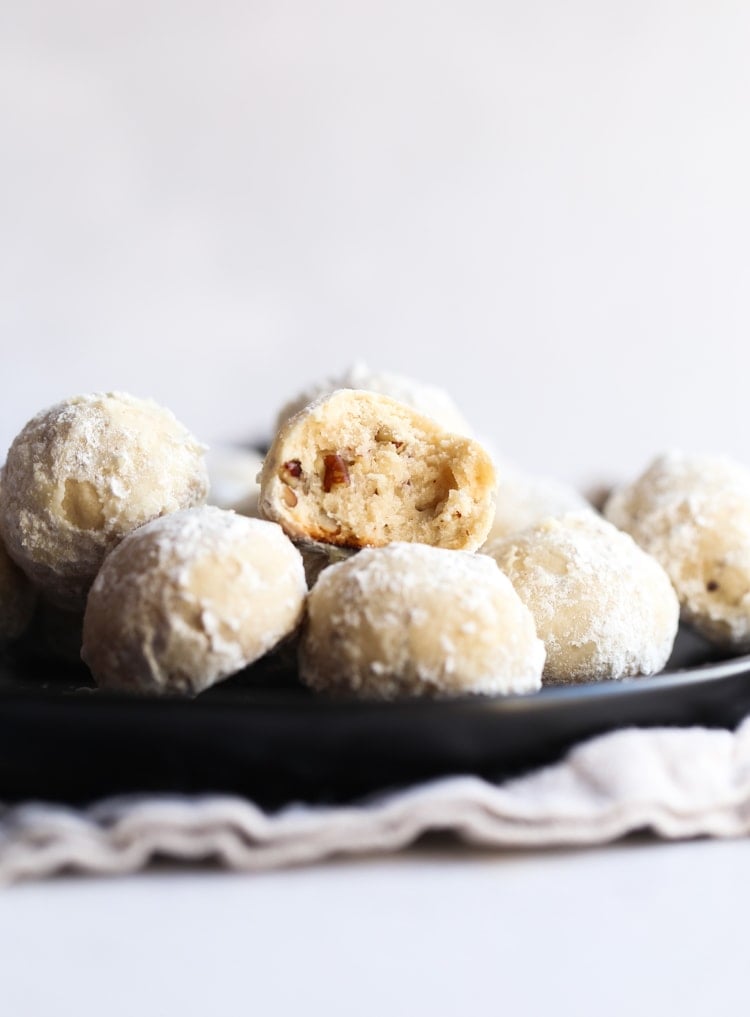 Pasteles de té ruso Galletas recubiertas de azúcar en polvo en un plato.