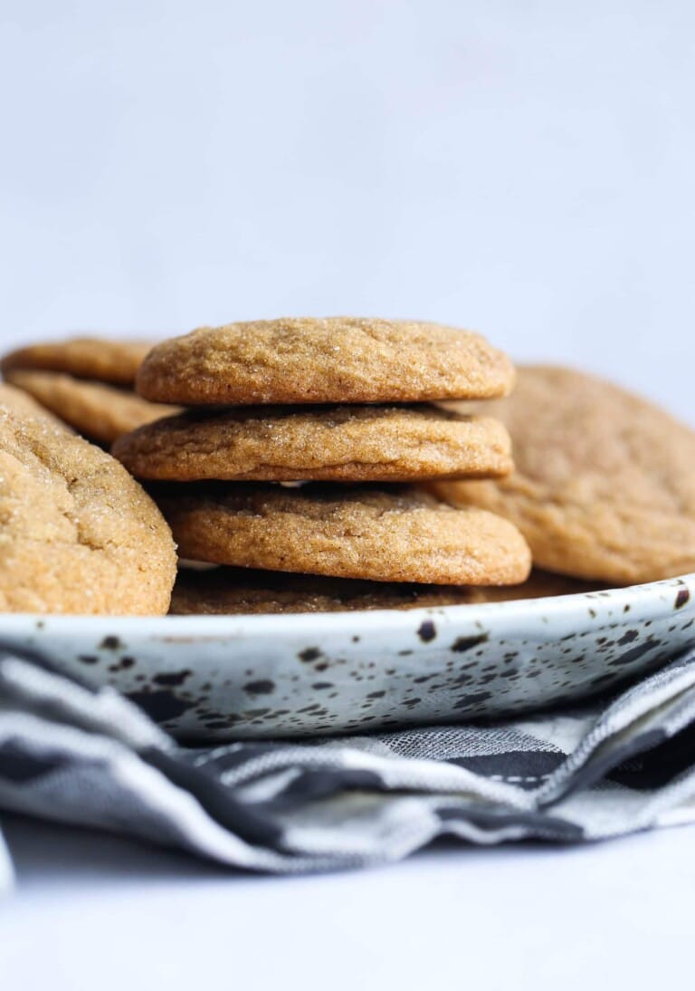 Galletas de jengibre blandas apiladas en un plato.