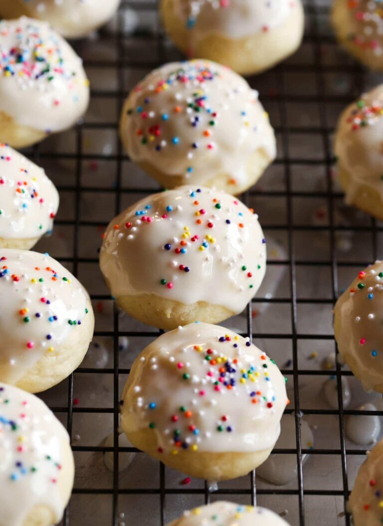 Galletas de ricotta italianas glaseadas alineadas en una rejilla.