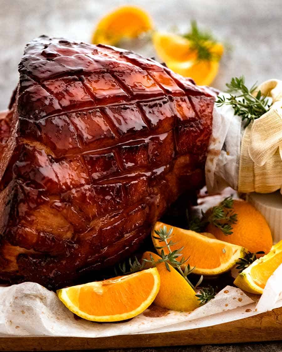 Maple Ham Glaze: jamón glaseado en un plato, listo para cuidar