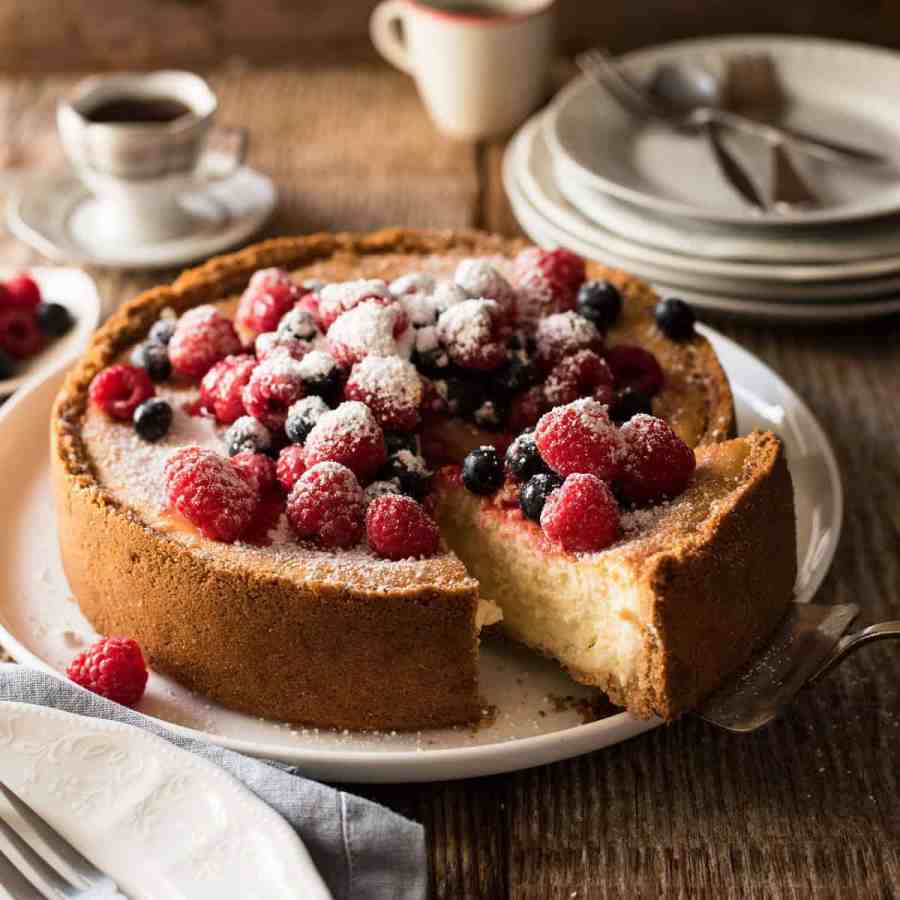 Tarta de queso al horno decorada con bayas