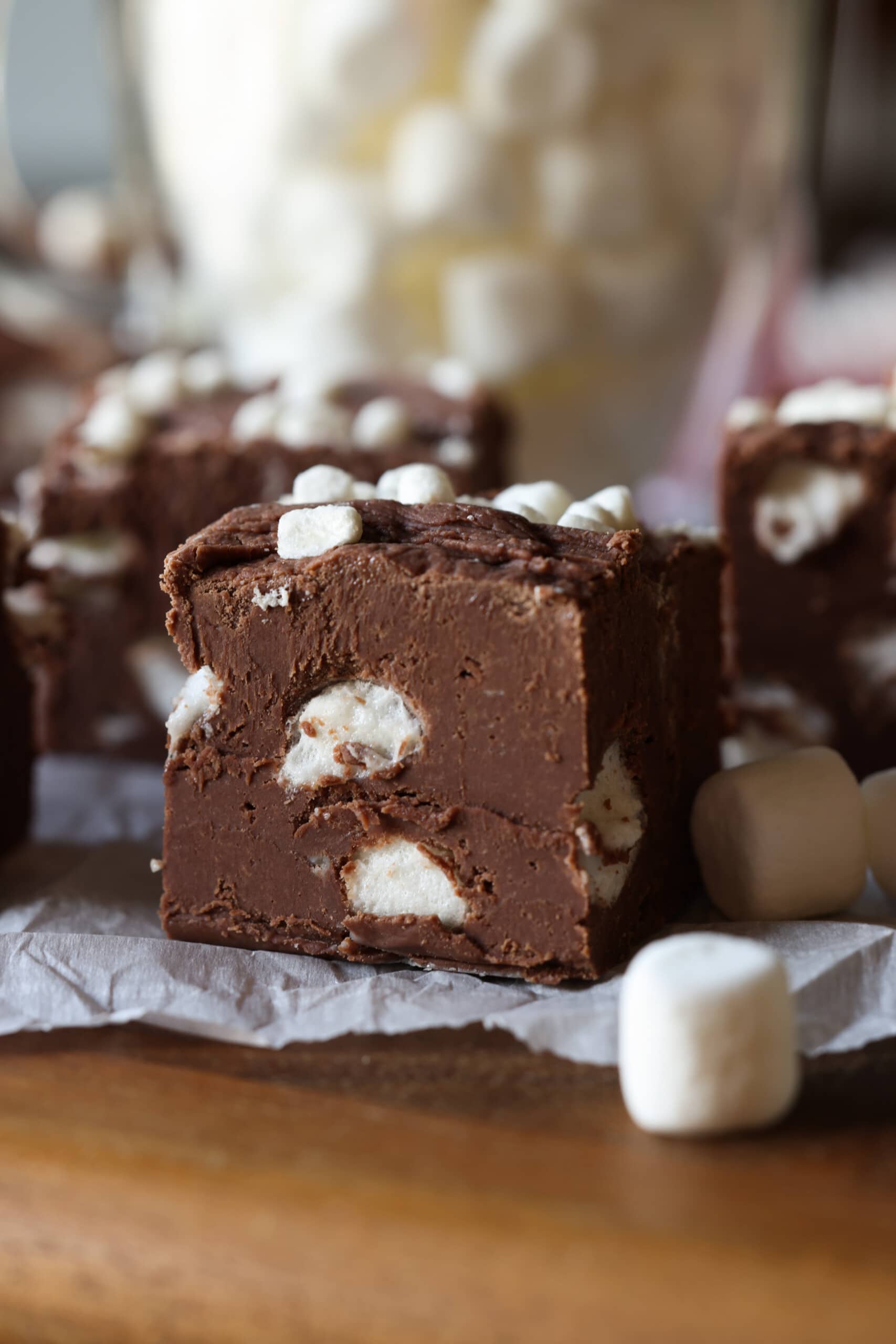 ¡Esta receta fácil de dulce de chocolate caliente combina dos favoritos de invierno en un postre! Fudge cremoso con mini malvaviscos, ¡esta receta es perfecta para regalar en las fiestas! Un trozo de dulce de fantasía con malvaviscos