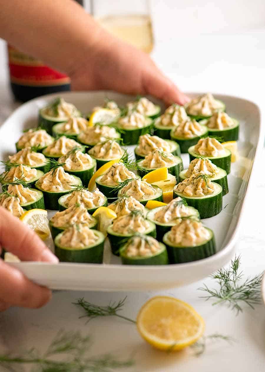 Plato de aperitivos de pepino cubierto con mousse de salmón ahumado