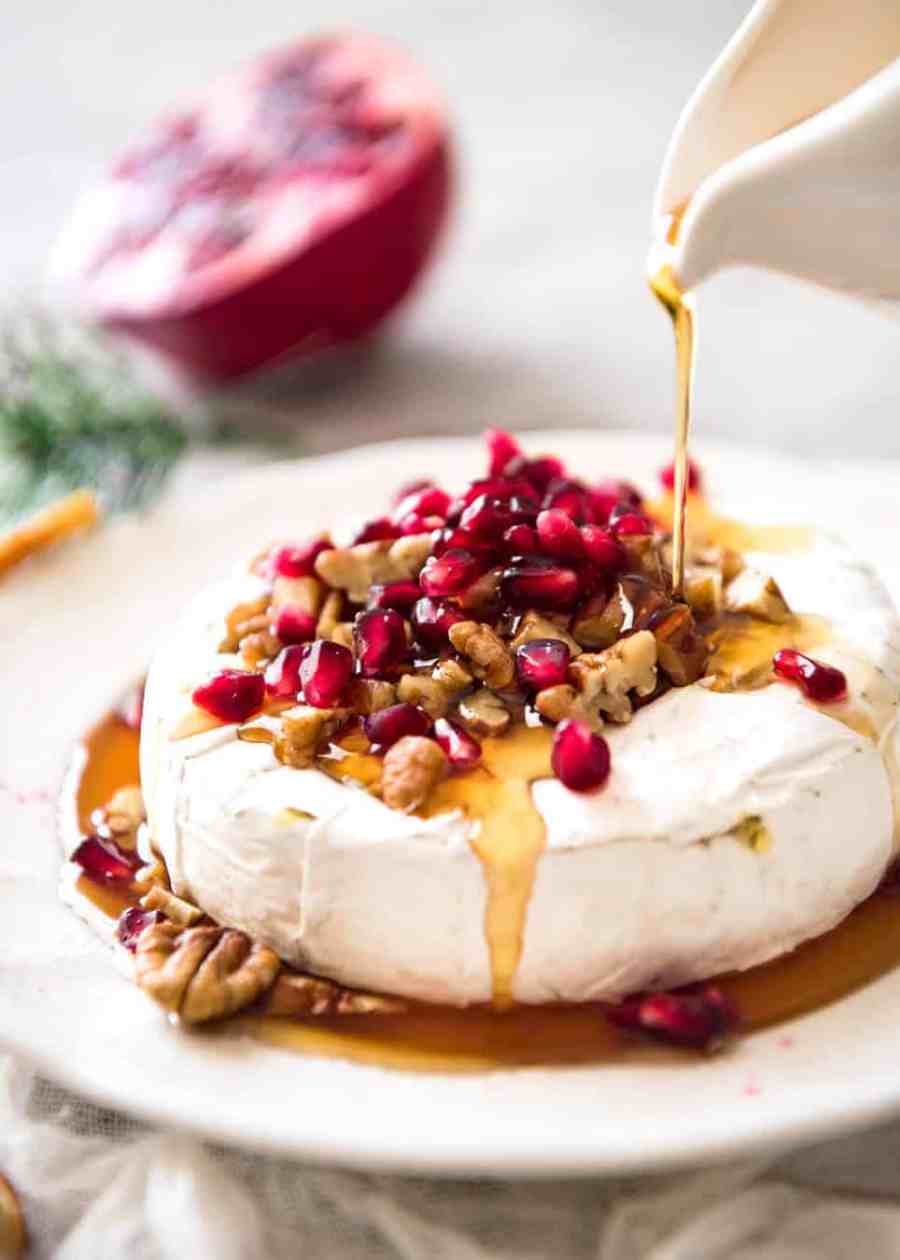Brie festivo Melty Melty de 3 minutos: ¡simplemente cocine en el microondas durante 1 minuto y tendrá un aperitivo de brie horneado casi al instante! www.recipetineats.com