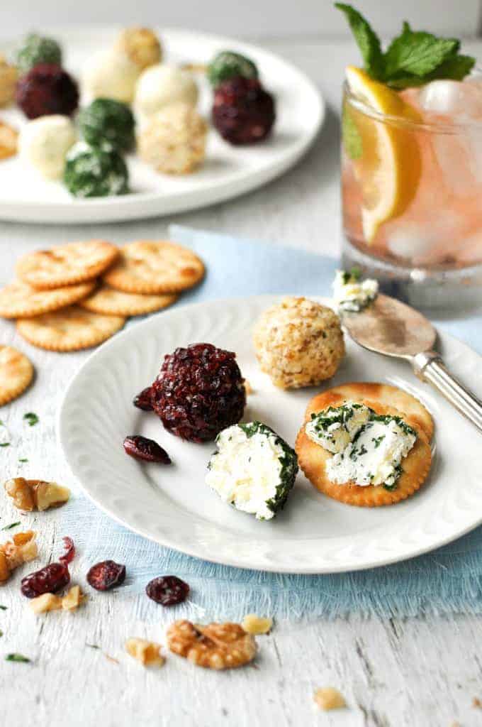Trufas de queso (mini bolas de queso): ¡mucho más prácticas que hacer una gigante! Rápido y fácil de hacer, con 3 variaciones de relleno y un montón de opciones de recubrimiento.