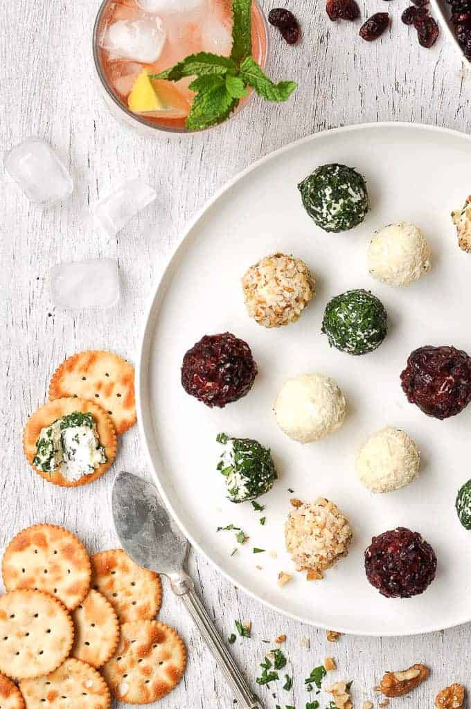 Trufas de queso (mini bolas de queso): ¡mucho más prácticas que hacer una gigante! Rápido y fácil de hacer, con 3 variaciones de relleno y un montón de opciones de recubrimiento.