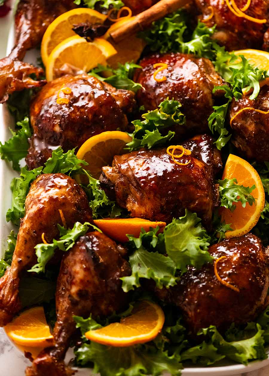 Colorido plato de pollo navideño glaseado pegajoso