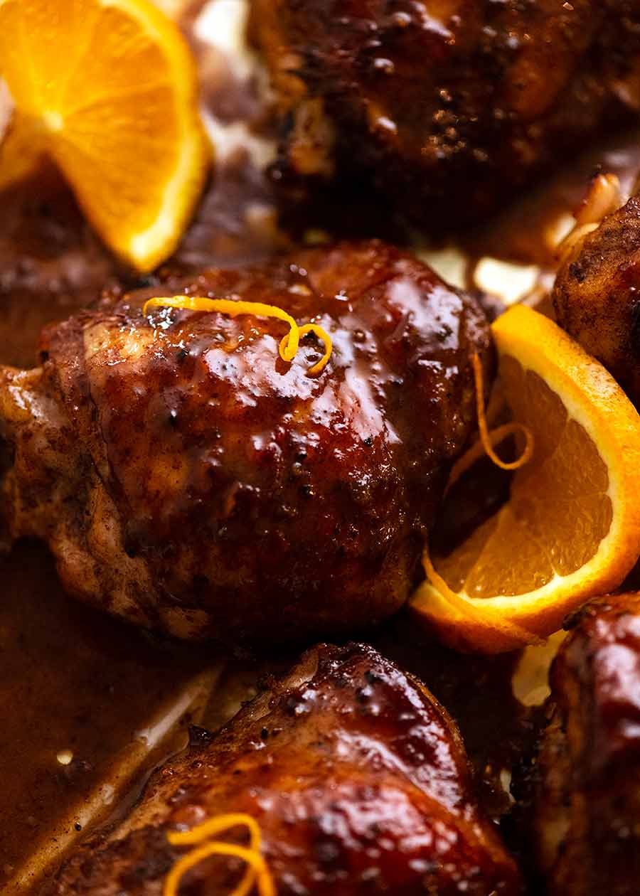 Primer plano de pollo de Navidad glaseado pegajoso