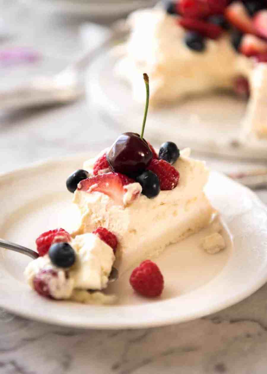 ¡Receta clásica de Pavlova con consejos fáciles de seguir que marcan la diferencia para un Pav perfecto, siempre! www.recipetineats.com