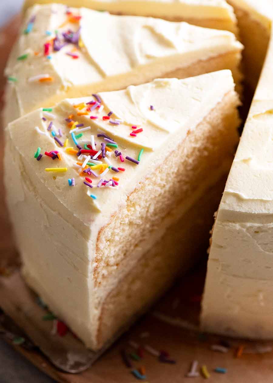 Cerca de una rebanada del mejor pastel de vainilla