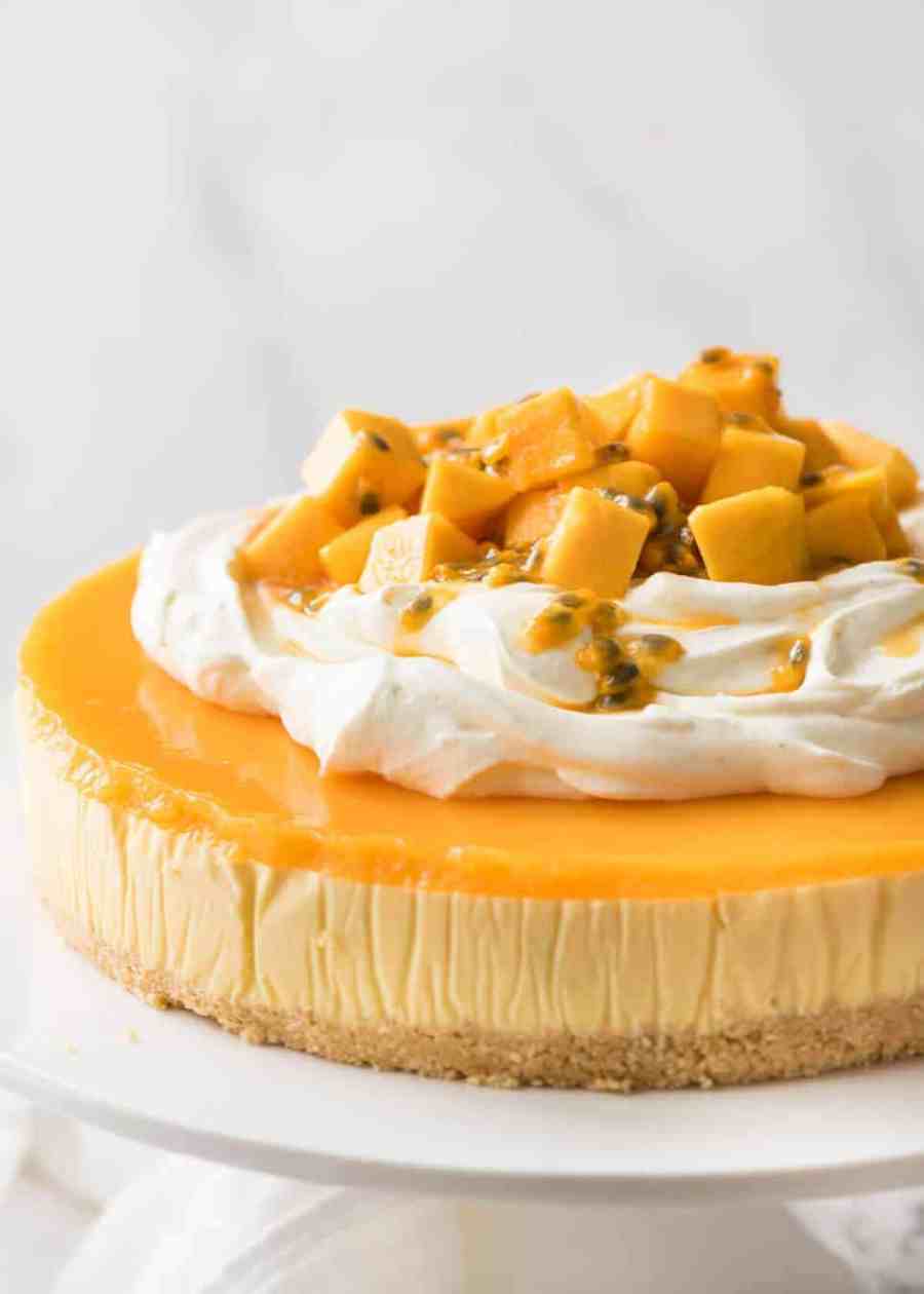 ¡Este pastel de queso con mango sin hornear es una celebración completa y absoluta del verano! recetatineats.com