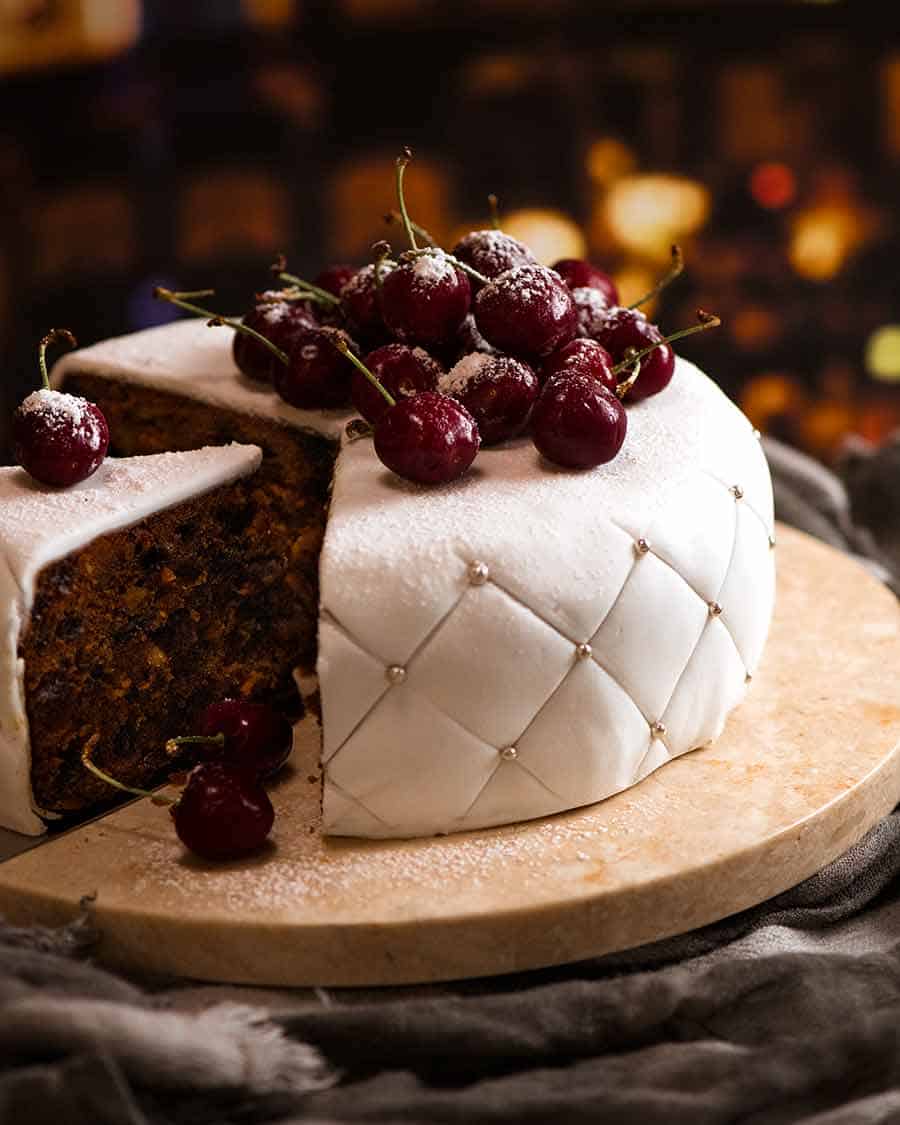 Pastel de Navidad: pastel de frutas húmedo y fácil decorado con fondant blanco tradicional