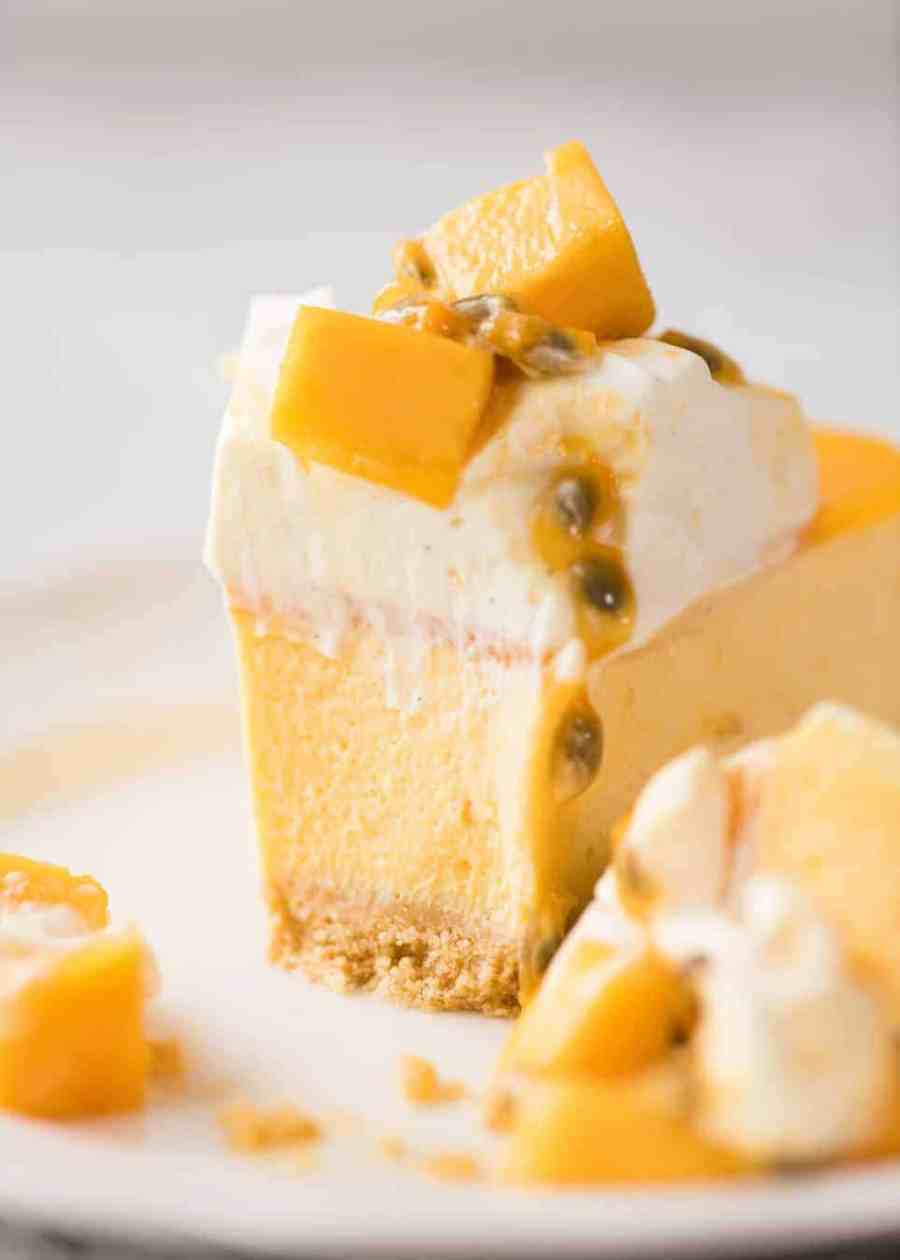 ¡Este pastel de queso con mango sin hornear es una celebración completa y absoluta del verano! recetatineats.com