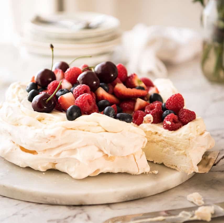 Pavlova en una fuente de mármol blanco, lista para servir