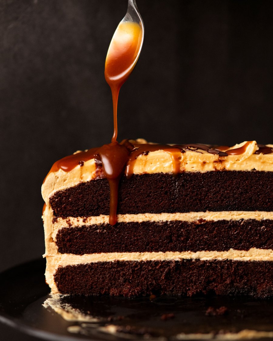 Death by Chocolate Caramel Cake del libro de cocina Dinner de RecipeTin Eats