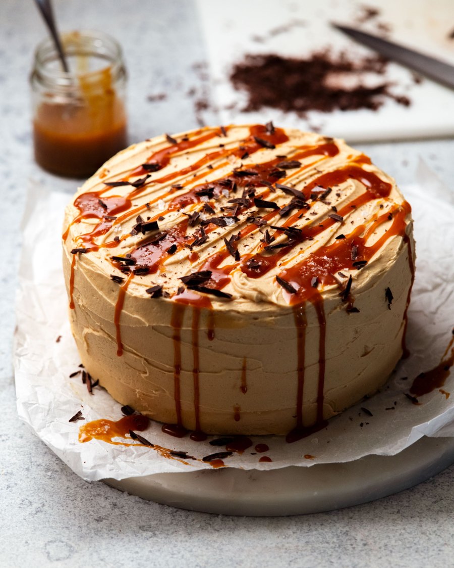 Death by Chocolate Caramel Cake del libro de cocina Dinner de RecipeTin Eats