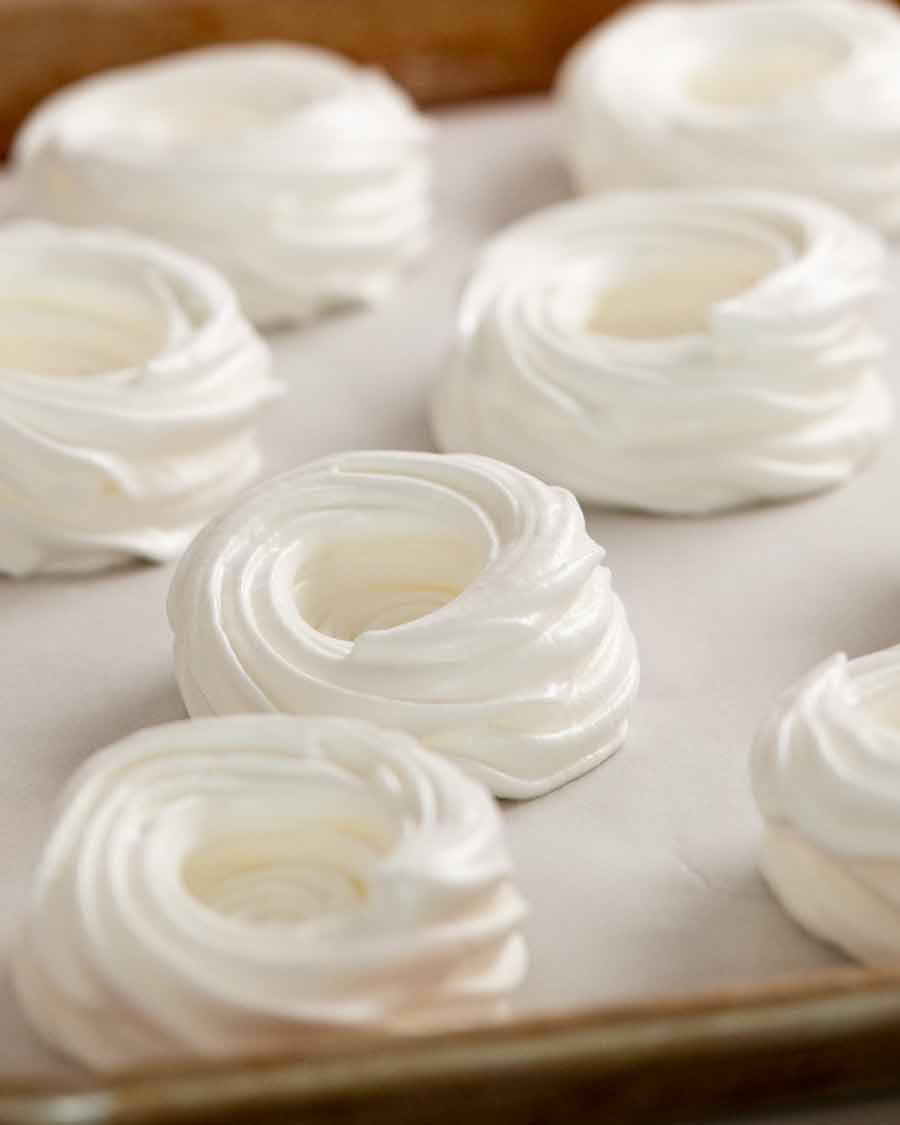 Nidos de merengue listos para hornear
