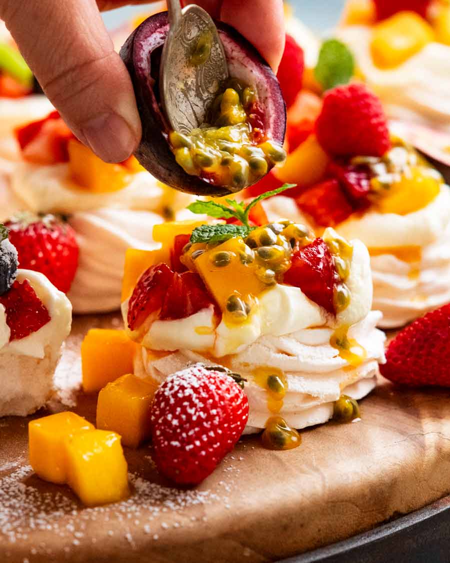 Poner cobertura de maracuyá en Mini Pavlovas