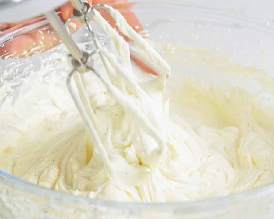 Cuenco de crema Chantilly recién montada