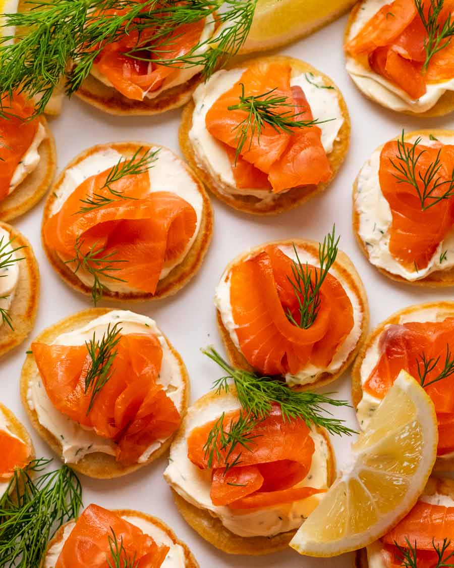 Fotografía aérea de Blini con salmón ahumado