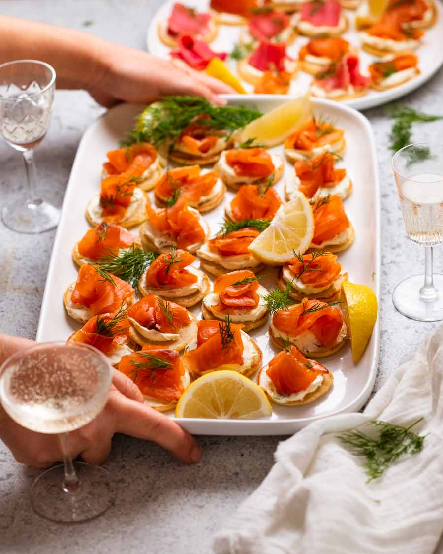 Plato de Blini con salmón ahumado