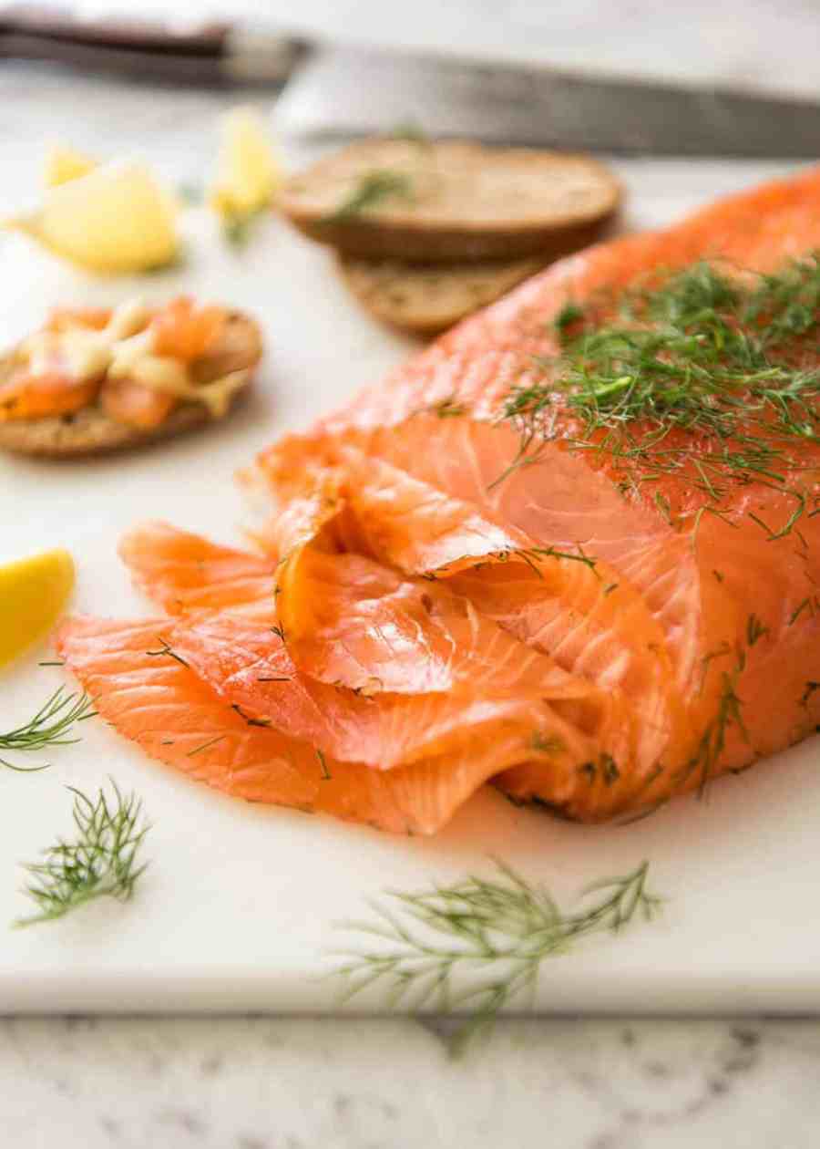 ¡El Gravlax de salmón curado casero es posiblemente la comida de lujo más fácil de hacer en casa a una fracción del costo de la tienda! www.recipetineats.com