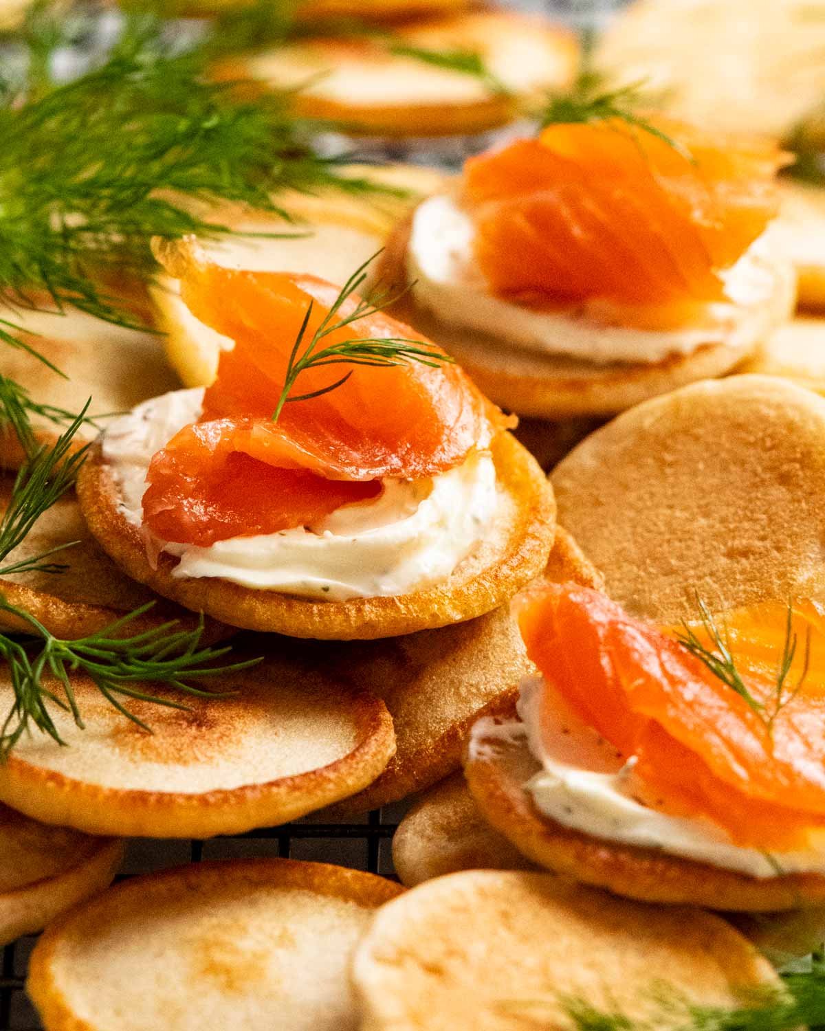 Montón de Blini con salmón ahumado