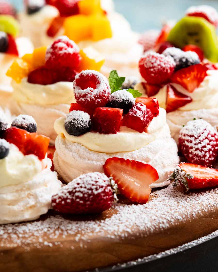 Cerca de bayas en Mini Pavlovas