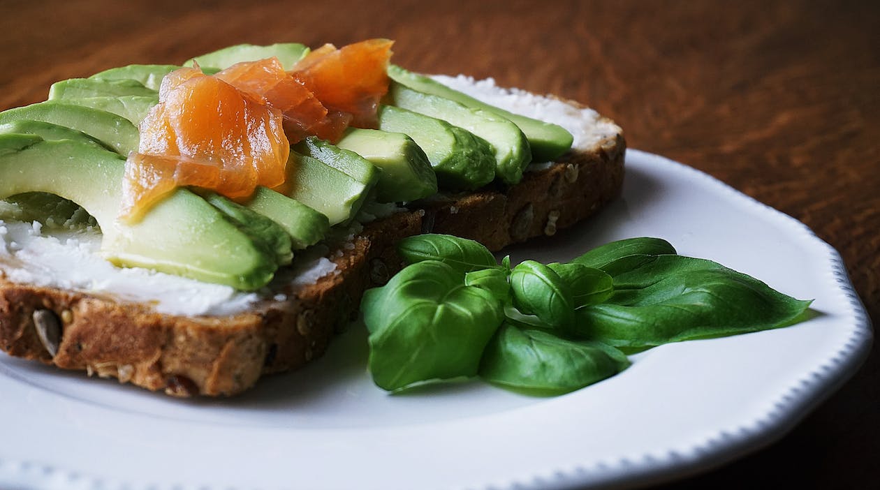 Tostadas de aguacate y salmón ahumado