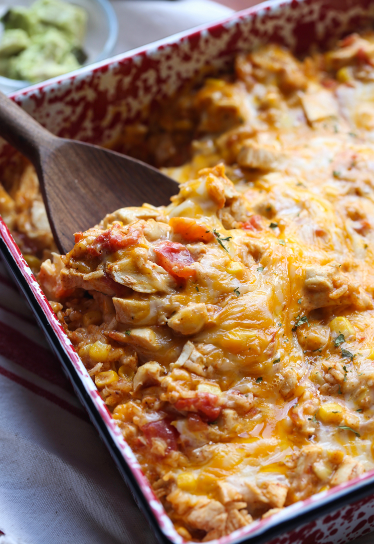 ¡10 recetas fáciles de cazuela de pollo que puedes preparar esta noche! Cenas sencillas en una sola sartén con pollo tierno e ingredientes saludables. Una cuchara para servir en una cacerola de pollo fiesta horneada.