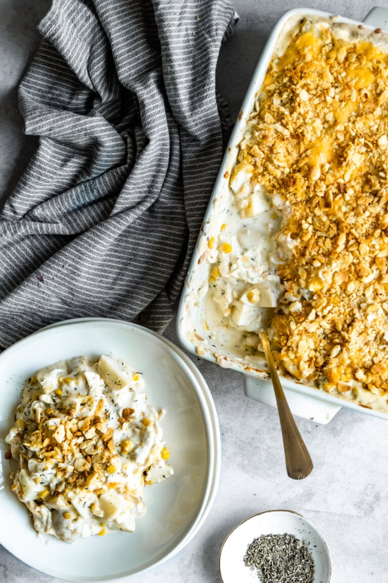 Un plato de cazuela de hash brown junto a una cacerola.