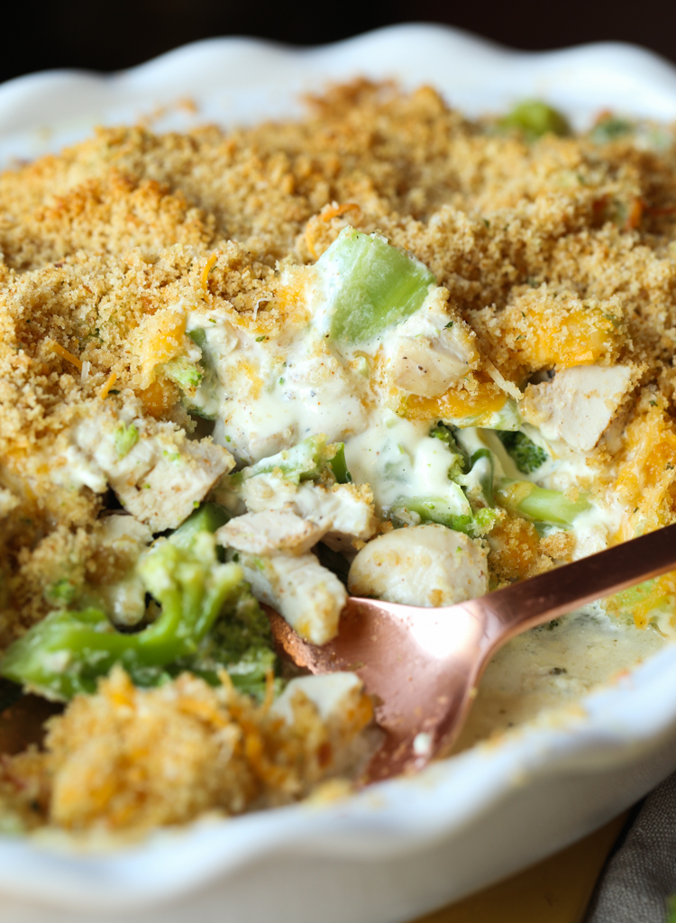 Cazuela de pollo Divan en una fuente para horno blanca.