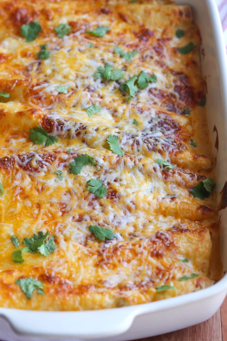Enchiladas de pollo con crema agria horneadas en un plato de 9x13