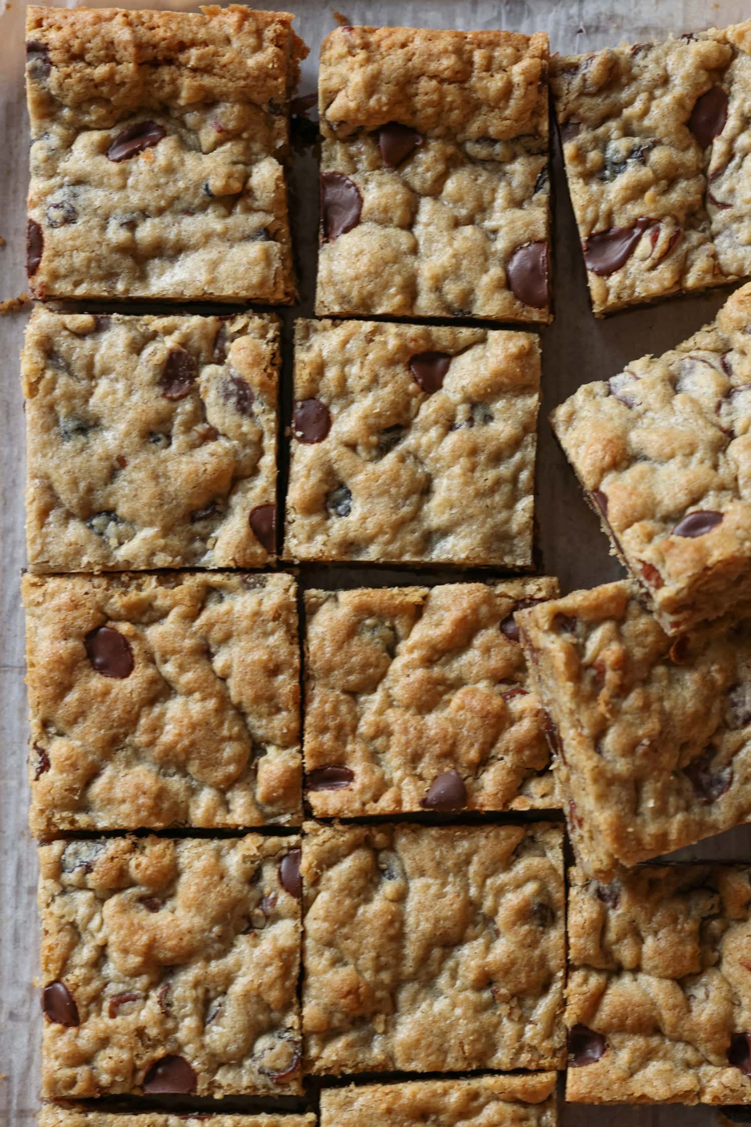 Barras de galletas de avena cortadas desde arriba
