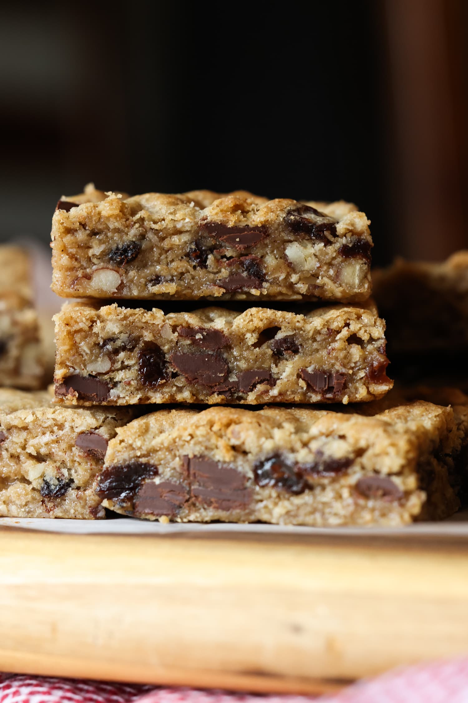 barras de galleta de avena apiladas con chispas de chocolate, pasas y nueces