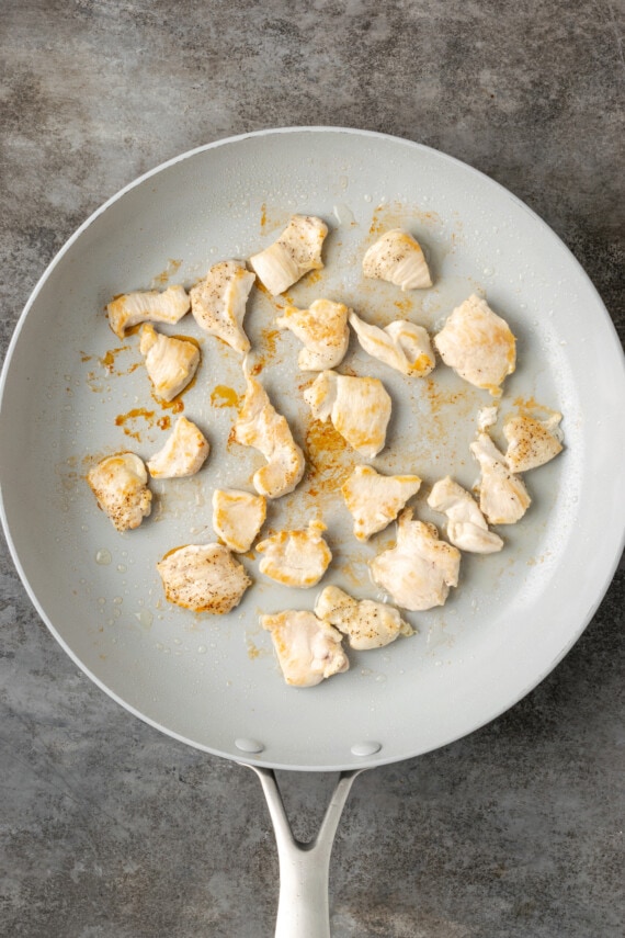 ¡Este pollo con anacardos de 25 minutos es una alternativa fácil a la comida para llevar! Hecho de jugoso pollo cocinado con verduras en una sabrosa salsa salteada. Trozos de pollo dorados en una sartén.