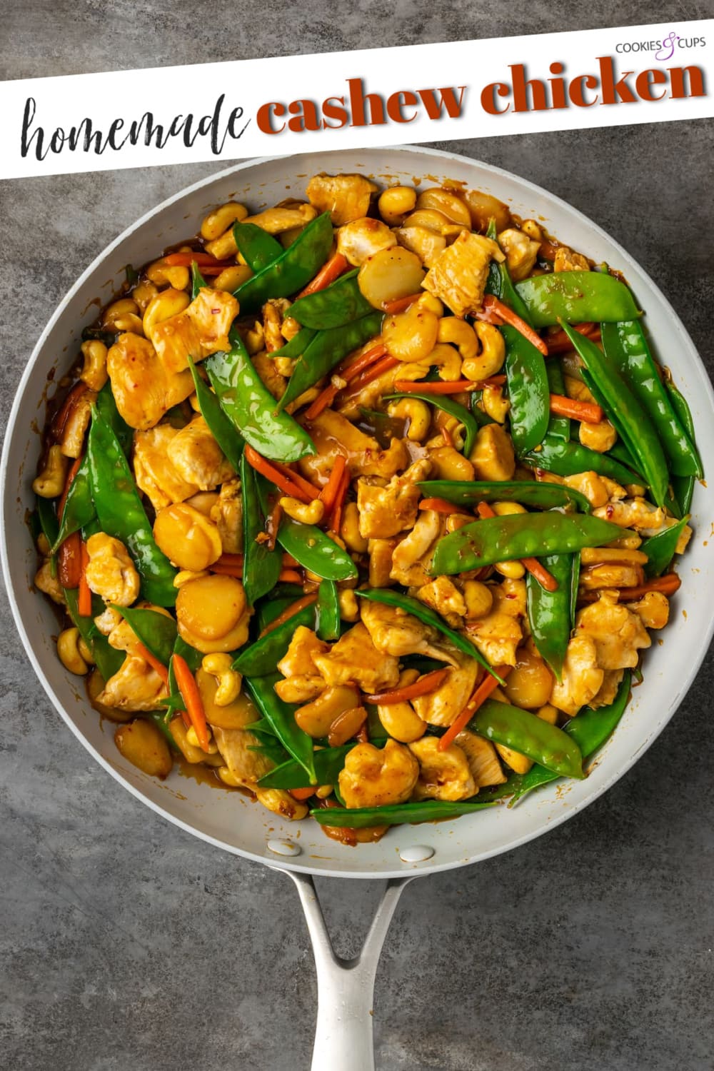 ¡Este pollo con anacardos de 25 minutos es una alternativa fácil a la comida para llevar! Hecho de jugoso pollo cocinado con verduras en una sabrosa salsa salteada. Imagen de Pinterest de pollo con anacardos
