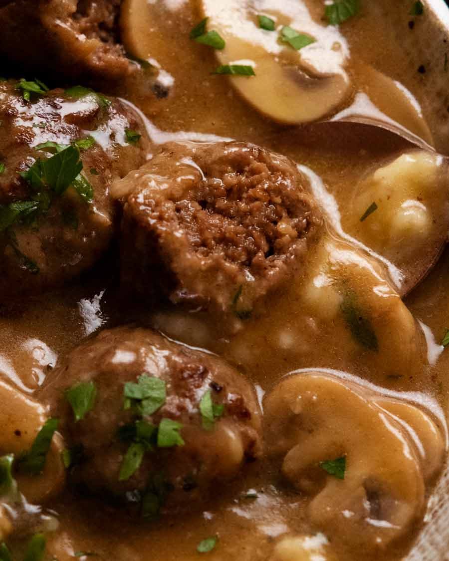 Corte las albóndigas de bistec Salisbury para mostrar lo tierno que está por dentro