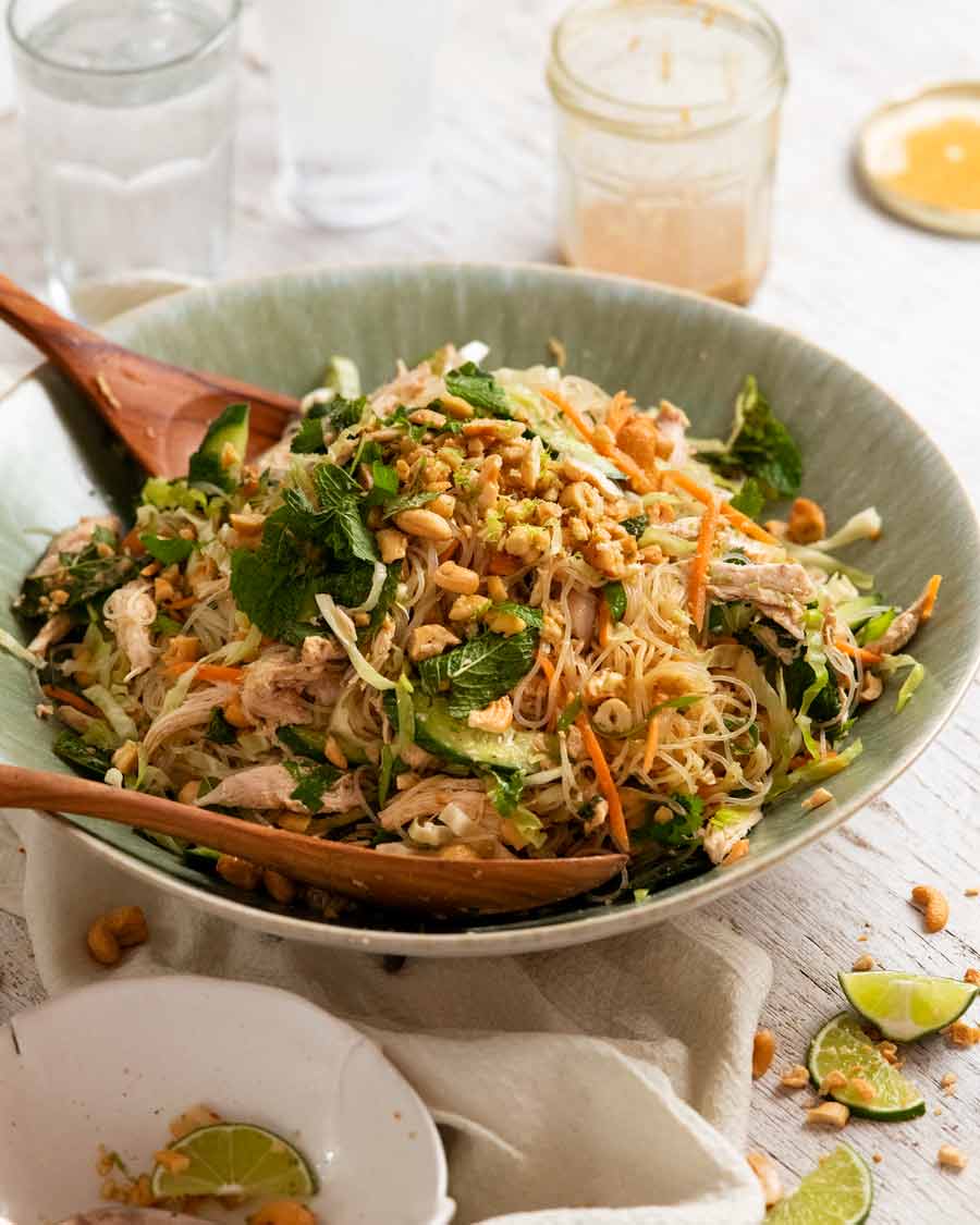 Tazón grande de ensalada de fideos de vidrio listo para servir