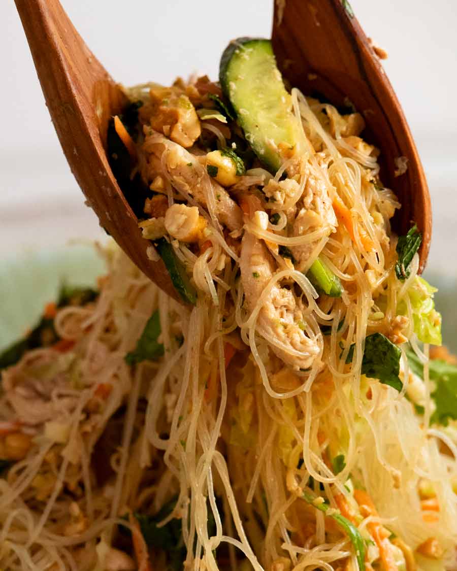 Recogiendo ensalada de fideos de vidrio