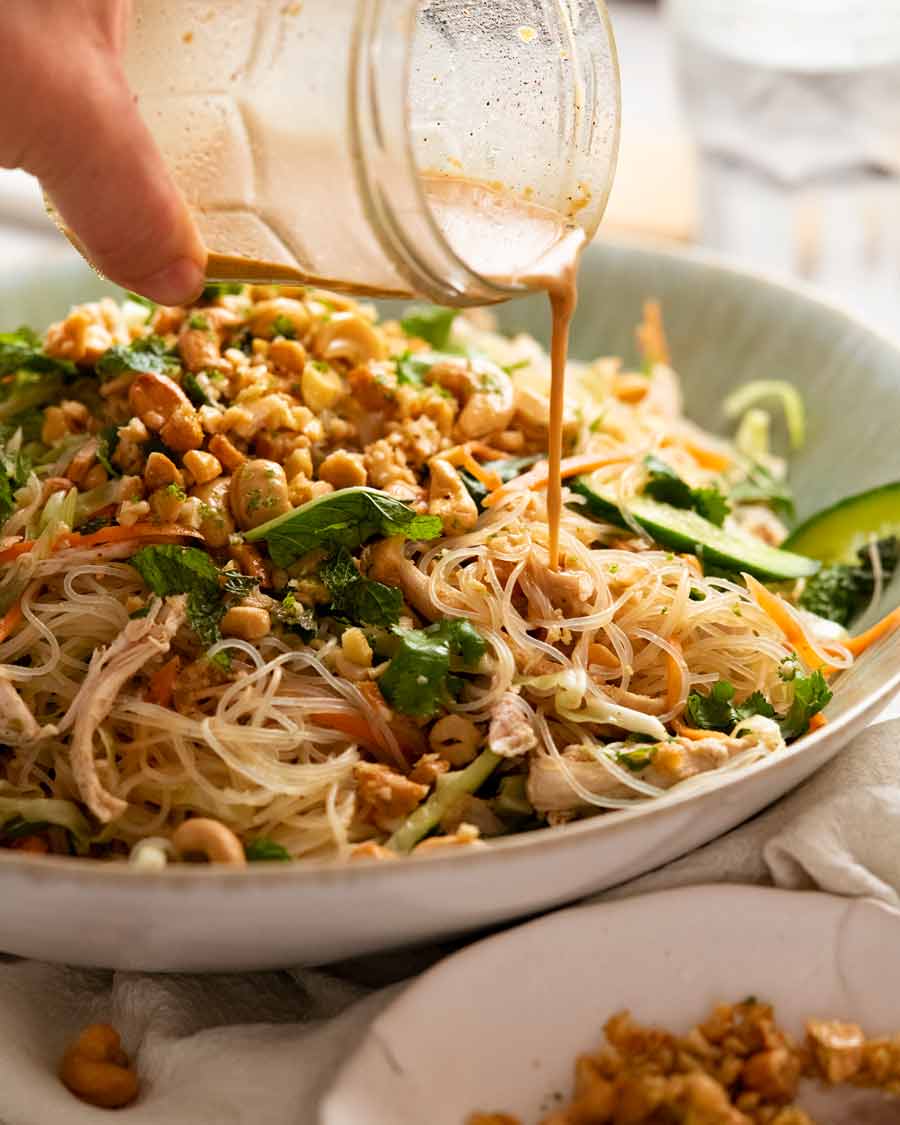 Verter el aderezo sobre la ensalada de fideos Glass