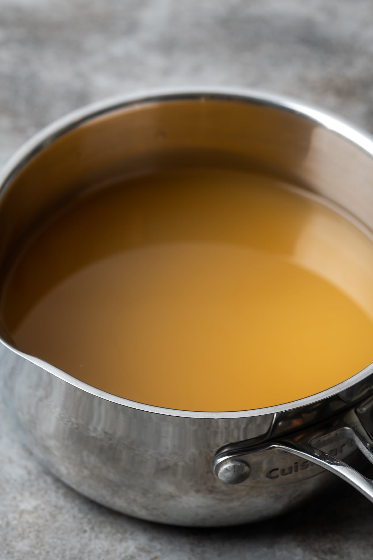 Caldo de pollo en una olla de metal.