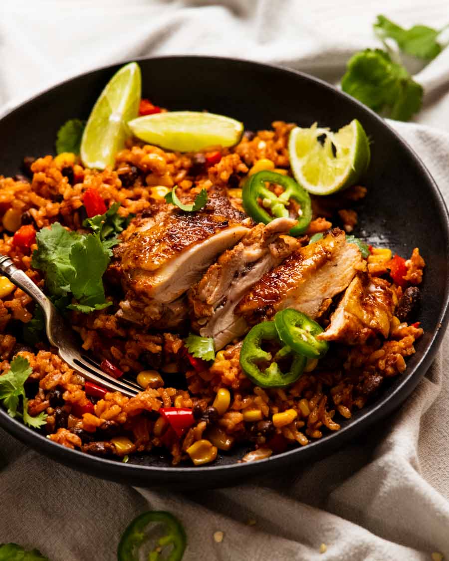 Sirviendo una olla de pollo y arroz mexicano