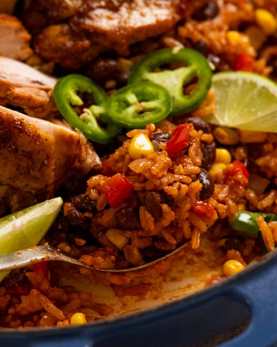 Cerca de arroz mexicano en One Pot Mexican Chicken and Rice