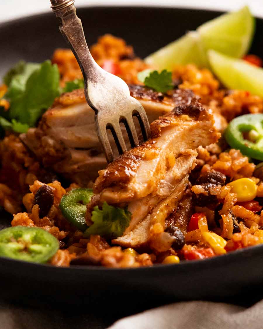 comiendo pollo mexicano