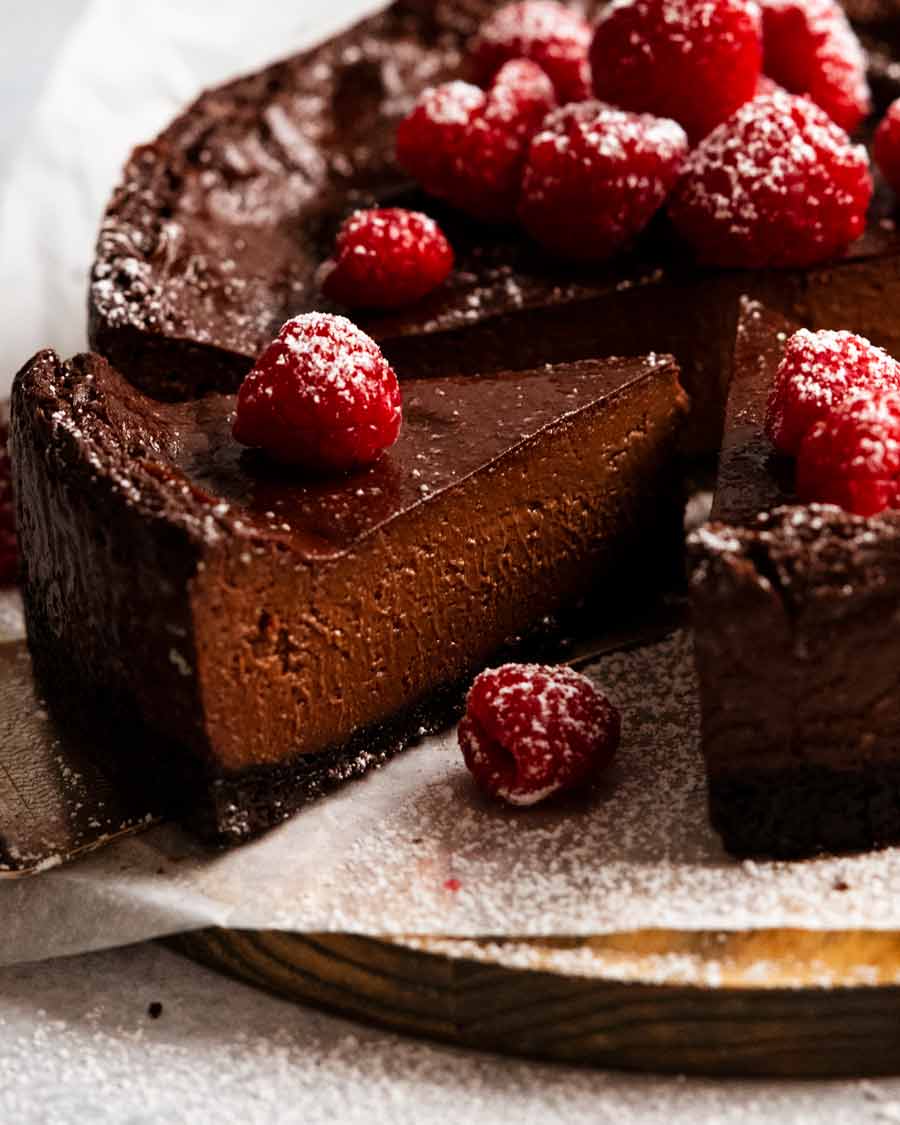 Cerrar foto de una rebanada de pastel de crema pastelera de chocolate